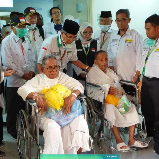 Evakuasi jemaah haji yang sakit dari Madinah ke Mekkah. Foto: Denny Armandhanu/kumparan
