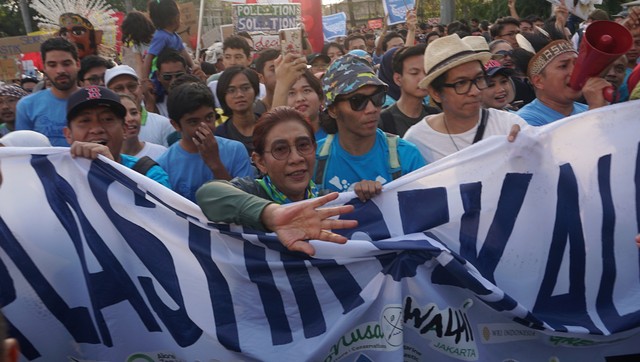 Menteri Kelautan dan Perikanan, Susi Pudjiastuti ikut berpartisipasi dalam Pawai Bebas Plastik di Bundaran HI, Jakarta, Minggu (21/7). Foto: Fanny Kusumawardhani/kumparan