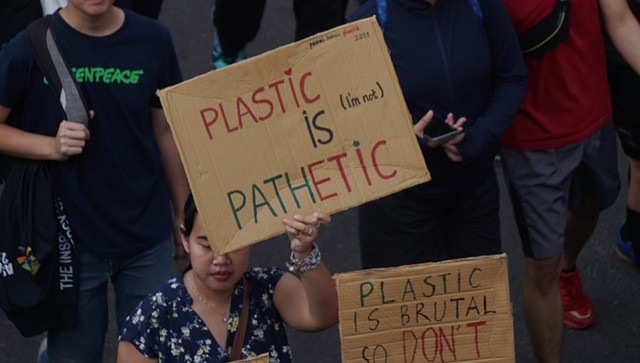 Warga yang Ikut Pawai Bebas Plastik Memperlihatkan Spanduk yang Terbuat Dari Kardus Bekas di Bundaran HI, Jakarta, Minggu (21/7). Foto: Fanny Kusumawardhani/kumparan