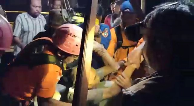 Proses evakuasi Kakek Slamet dari dalam sumur berlangsung dramatis. (Foto: Damkar Kobar)