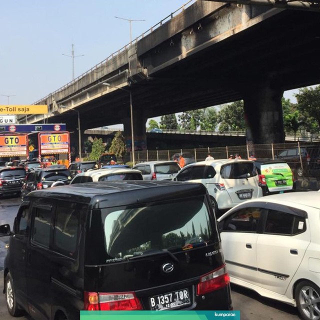 Suasana Gerbang tol rawamangun yang sudah kembali dibuka Foto: Fachrul Irwinsyah/kumparan