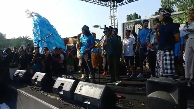 Foto Aksi Susi Pudjiastuti Nyanyi Bareng Kaka Slank di Taman Aspirasi Monas, Jakarta Pusat, Minggu (21/7). Foto: Abdul Latif/kumparan