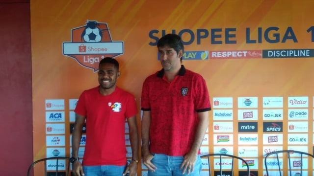 Teco bersama Yabes Roni usai sesi jumpa pers, Minggu (21/7) - kanalbali/KR13