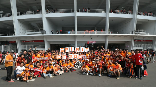 Pendukung Persija berfoto di sekitar Stadion Utama GBK jelang laga final Piala Indonesia antara Persija Jakarta vs PSM Makassar, Minggu (21/7). Foto: Nugroho Sejati/kumparan
