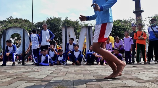 Gelaran Festival Permainan Anak Tradisional, ratusan pelajar di Palembang antusias memainkan permainan, Monpera, Minggu (21/7). Foto. abp/Urban ID