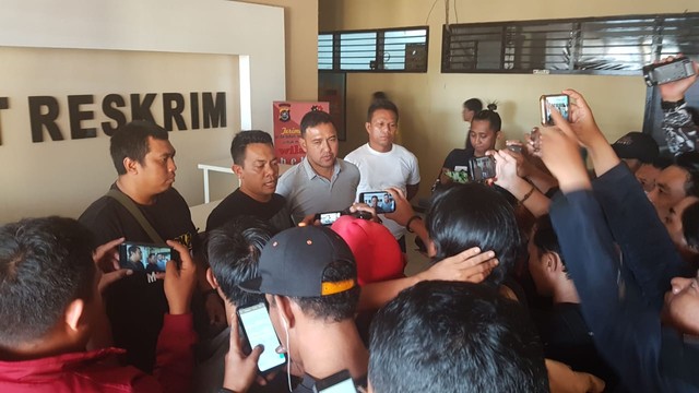 Kepala Polres Kendari, AKBP Jemi Junaidi, saat memberikan keterangan pers kepada sejumlah awak media, Minggu (21/7). Foto: Wiwid Abid Abadi/kendarinesia.