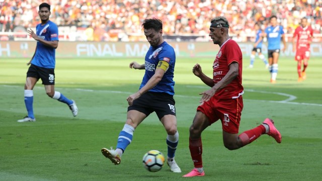Marc Klok dan Bruno matos di laga pertama final Piala Indonesia antara Persija Jakarta vs PSM Makassar yang digelar di SUGBK, Minggu (21/7). Foto: Nugroho Sejati/kumparan