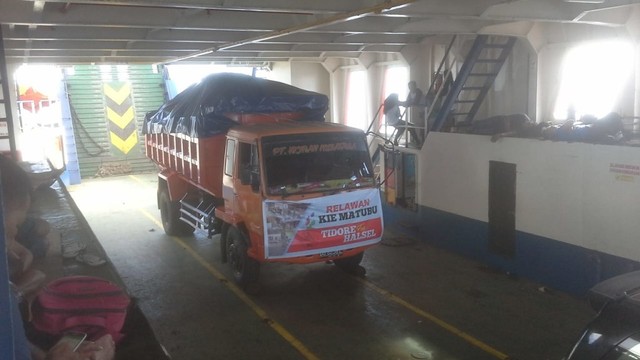 Satu unit truk pengangkut bantuan logistik dari Tidore menuju Sofifi. Foto: Olis/cermat