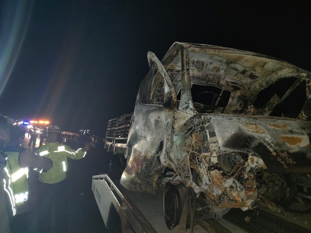 Mobil Suzuki APV terbakar di KM 154 tol cipali, Jumat (19/7). Polisi telah mengidentifikasi kebakaran mobil suzukui APV dalam insiden tersebut. (Oki)