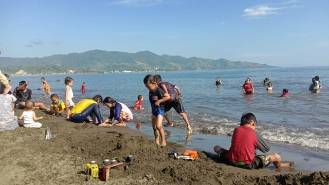 Pantai Manakarra Masih Jadi Tempat Favorit Warga Mamuju Berakhir Pekan |  kumparan.com
