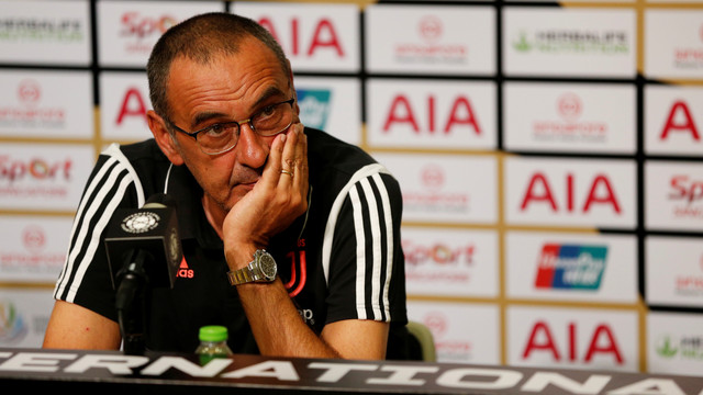 Maurizio Sarri telan kekalahan dalam laga debutnya bersama Juventus. Foto: REUTERS/Feline Lim
