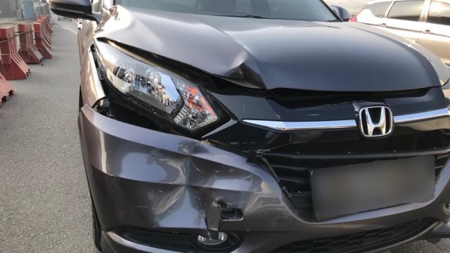 kondisi mobil yang mengalami tabrakan beruntun di Tol Cikampek yang terjadi akibat seng proyek yang lepas. Foto: Adhie Ichsan/kumparan