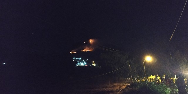 Situasi kebakaran di Gunung Panderman, Kota Batu, minggu malam (21/7).foto sadheli for tugumalang.id
