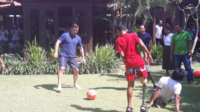 Garry Neville saat berkunjung ke sebuah yayasan penyandang disabilitas, Annika Linden Center di Kabupaten Gianyar,Bali,Senin (22/7). Foto: Denita BR Matondang/kumparan