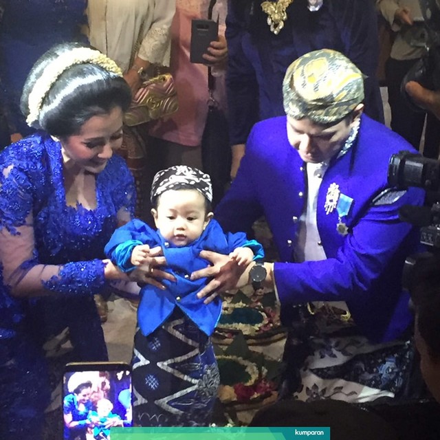 Suasana Acara Tedak Siti Anara Langit Buah Hati Ardina Rasty dan Arie Dwi Andika. Foto: Giovanni/kumparan