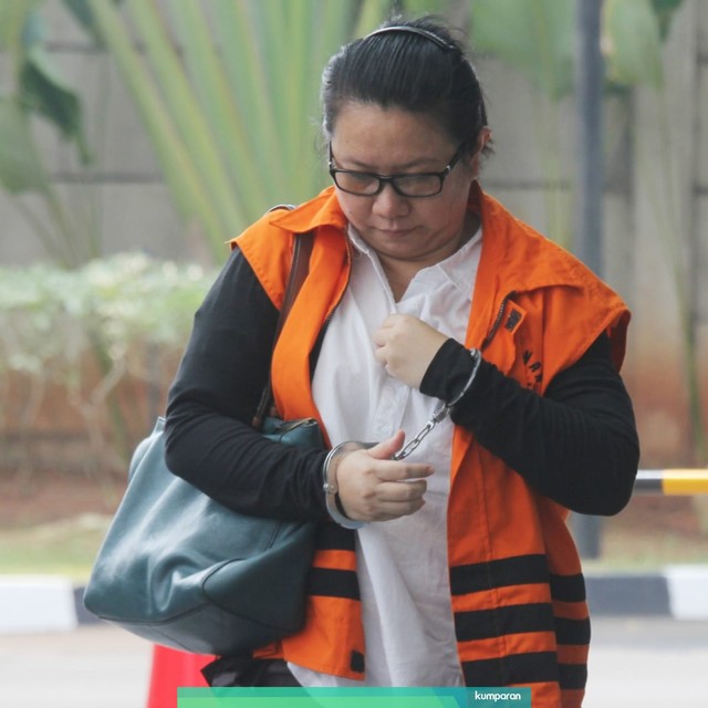 Tersangka pengelola Wyndham Sundancer Lombok, Liliana Hidayat tiba untuk menjalani pemeriksaan di Gedung KPK, Jakarta, Senin (22/7). Foto: ANTARA FOTO/Reno Esnir