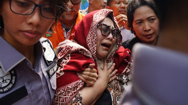 Artis komedian Nunung saat rilis narkoba di Polda Metro Jaya, Jakarta, Senin, (22/7). Foto: Ronny