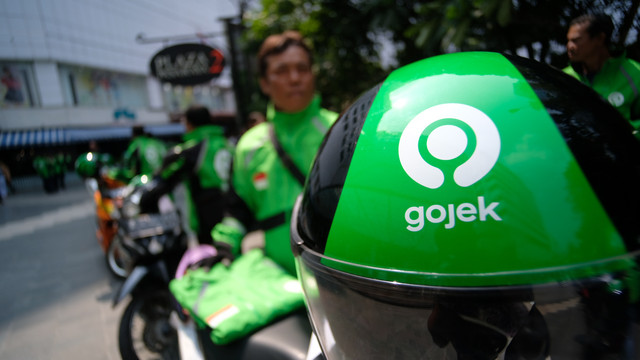 Logo baru Gojek di helm mitra pengemudi ojek online. Foto: Dok. Gojek