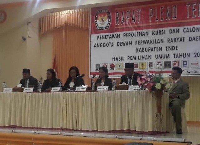 Penetapan perolehan kursi dan calon Anggota DPRD Kabupaten Ende hasil pemilihan umum tahun 2019 pada Senin (22/7) pagi. Foto oleh : Djolan Rinda, florespedia/kumparan.com