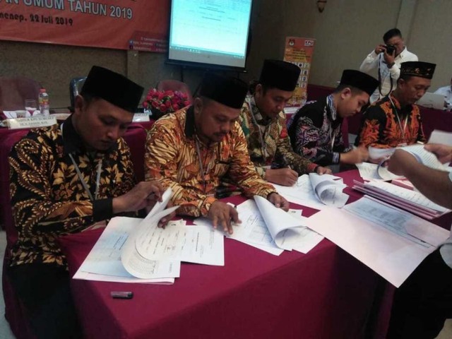 Komisioner KPU Sumenep menandatangani dokumen pemetapan caleg terpilih