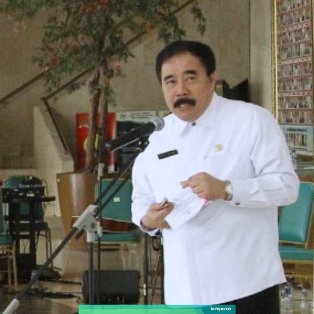 Sekretaris Jenderal DPD RI Reydonnyzar Moenek membuka diskusi Coffee Morning Reformasi Birokrasi di Loby Gedung DPD RI, Jakarta, Senin (22/7). Foto: Dok. DPD RI
