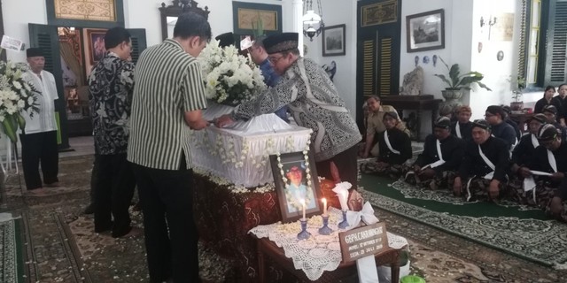 Para pelayat di Ndalem Prabukusuman, Senin (22/7/2019). Foto: atx.