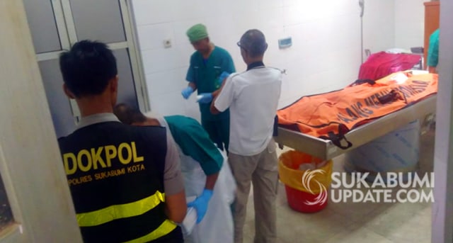 Suasana saat jenazah Amelia Ulfah (22), akan autopsi di RSUD Syamsudin SH, Senin (22/7/2019). | Sumber Foto: Oksa BC
