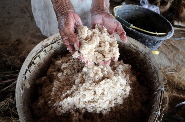 Petani menujukkan garam hasil panennnya di Desa Jono, Kecamatan Tawangharjo, Kabupaten Grobogan, Jawa Tengah. Foto: ANTARAFOTO/Yusuf Nugroho
