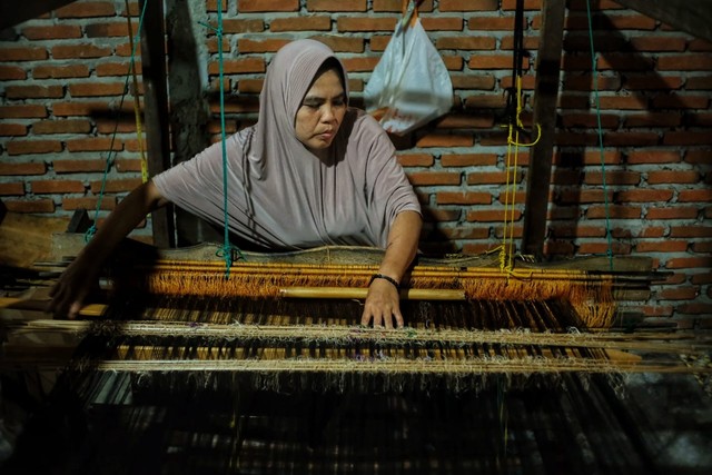 Perajin tenun di tempat milik Asmarani, Kecamatan Jaya, Aceh Jaya. Foto: Ahmad Ariska/acehkini