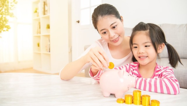 Peran Orang Tua Dalam Ajari Anak soal Literasi Keuangan. Foto: Shutterstock