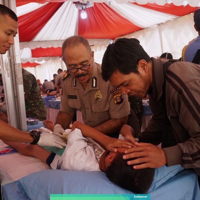 Suasana khitanan massal di Lapangan Merdeka, Balikpapan, Selasa (23/7). Foto: Fanny Kusumawardhani/kumparan