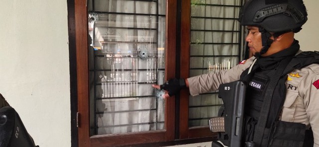 Kaca rumah pecah usai baku tembak di Palma Residence, Riau Foto: istimewa