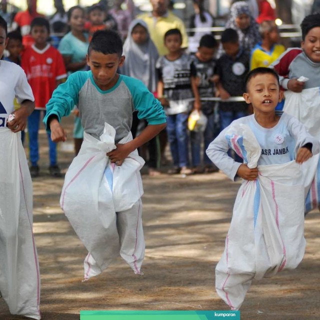 Sejumlah anak mengikuti lomba balap karung, di Pantai Ujung Batu, Padang,  Sumatera Barat. Foto: ANTARA FOTO/Iggoy el Fitra