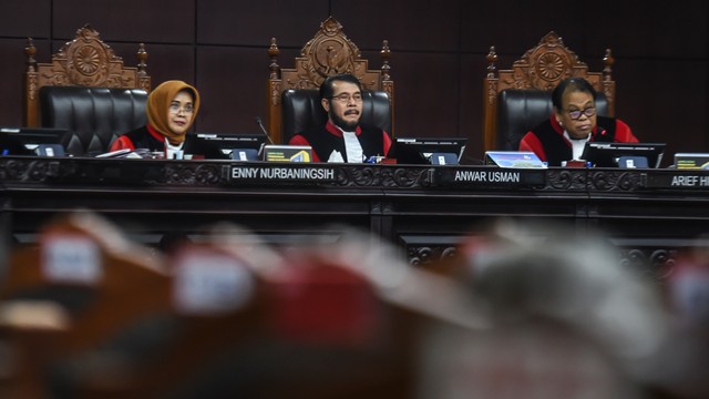 Ketua Mahkamah Konstitusi Anwar Usman (tengah) bersama Majelis Hakim Mahkamah Konsititusi (MK) Arief Hidayat (kanan) dan Enny Nurbaningsih (kiri) memimpin sidang lanjutan sengketa hasil Pemilu Legislatif 2019 di gedung MK, Jakarta, Selasa (23/7). Foto: ANTARA FOTO/Muhammad Adimaja