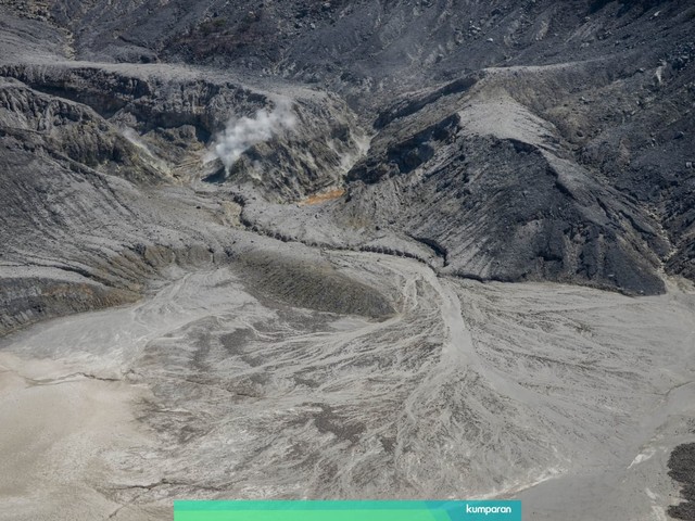 Kepulan asap keluar dari Kawah Ratu Gunung Tangkuban Parahu di Kabupaten Bandung Barat, Jawa Barat, Selasa (23/7). Foto: ANTARA FOTO/Raisan Al Farisi