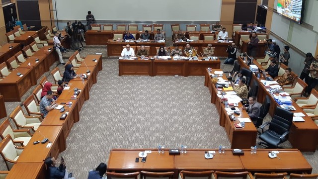 Rapat pleno Komisi III DPR tentang pandangan fraksi terkait pemberian amnesti Baiq Nuril, Selasa (23/7). Foto: Ricad Saka/kumparan