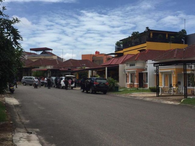 KPK juga datangi rumah staf Gubernur Kepri nonaktif, Nurdin Basirun. (Foto: Margaretha/Batamnews)