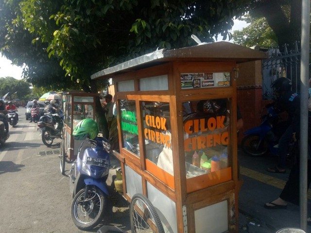 Pedagang Cilok dan Cireng | Photo by Erromy via Karja.id