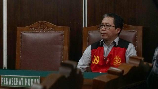 Mantan Plt. Ketua Umum PSSI, Joko Driyono menjalani sidang putusan terkait kasus perusakan barang bukti mafia bola di Pengadilan Negeri Jakarta Selatan, Selasa (23/7). Foto: Nugroho Sejati/kumparan