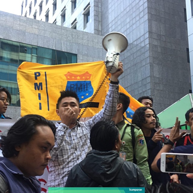 Suasana saat demo di Balai Kota, Selasa (23/7). Foto: Moh Fajri/kumparan