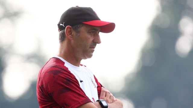 Marco Giampaolo memimpin sesi latihan Milan. Foto: Dok. A.C. Milan