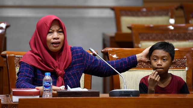 Terpidana kasus pelanggaran Undang-Undang Transaksi dan Informasi Elektronik (UU ITE), Baiq Nuril Maknun (kiri) didampingi anaknya. Foto: ANTARA FOTO/Puspa Perwitasari