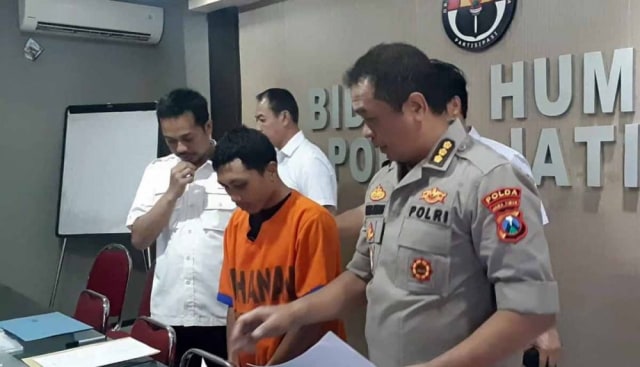 Memet, Pembina Pramuka cabul saat diamankan di Mapolda Jatim