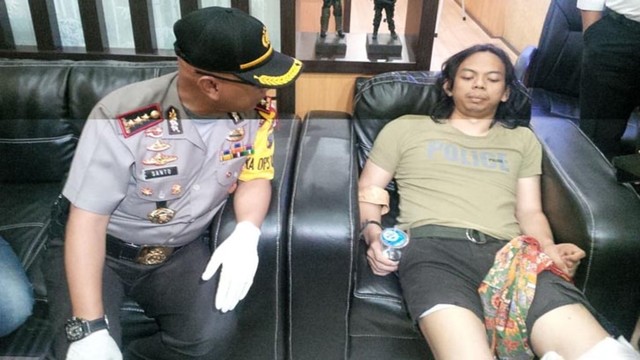 SATRIANDI (kanan) saat diinterogasi Kapolresta Pekanbaru, Kombes Pol Susanto, setelah berhasil ditangkap usai membunuh rekan sesama pemain narkoba, Jodi.  