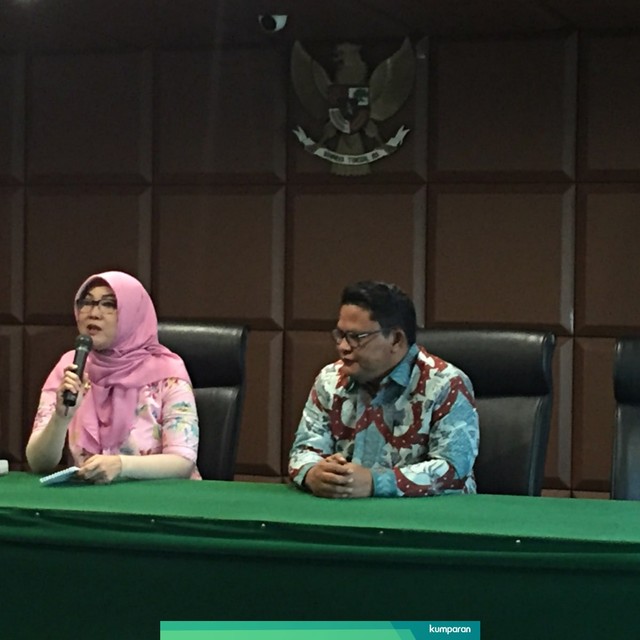 Kabid Humas dan Publikasi Peradi Riri Purbasari dan Wasekjen Peradi Rivai Kusumanegara konferensi pers di Kantor Pusat Peradi, Jakarta Barat, Selasa (23/7). Foto: Fachrul Irwinsyah/kumparan
