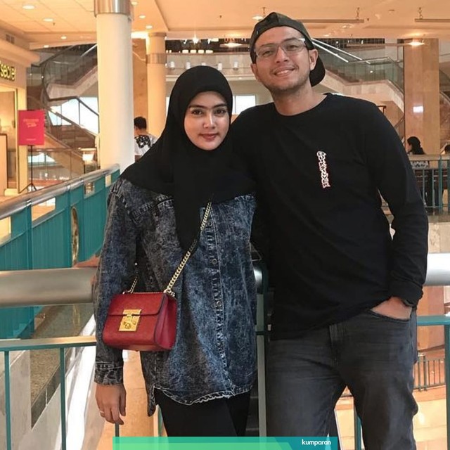 Rifky Balweel dan Istri. Foto: Instagram / @rifkybalweel"