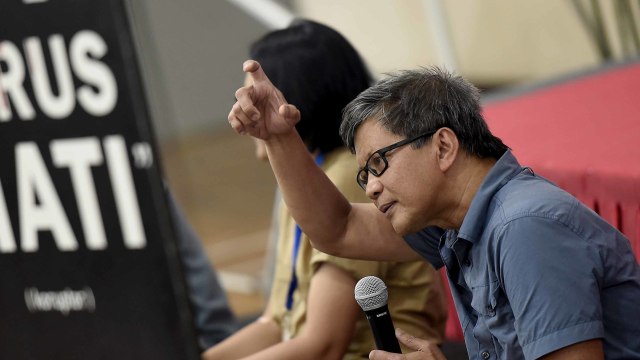 Pengamat Politik Rocky Gerung (kanan) menyampaikan materi saat diskusi di Aula Gedung Penunjang Merah Putih KPK, Jakarta, Selasa (23/7). Foto: ANTARA FOTO/M Risyal Hidayat