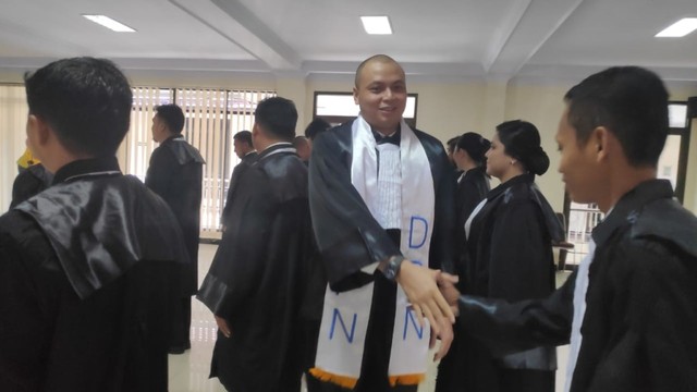 Ketua Dewan Pembina Dewan Pimpinan Nasional (DPN) PPKHI, Decky Wijaya, saat bersalaman dengan para Advokat yang baru dilantik di ruang sidang PT Provinsi Sulawesi Tengah, Selasa (23/7). Foto: Ikram/PaluPoso