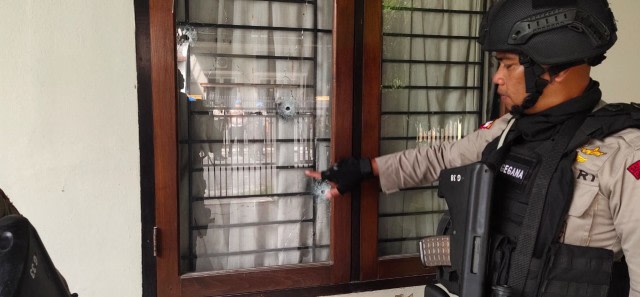 Kaca bolong usai baku tembak di Pekanbaru pada Selasa, 23 Juli 2019.