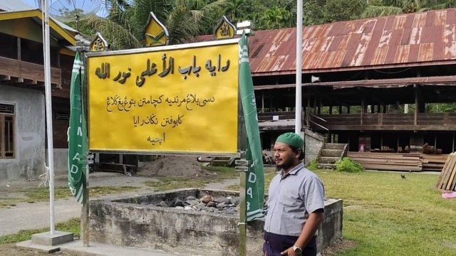 Zulfikar Muhammad di Komplek Pesantren Babul Al-Munawarah (sekarang A'la Nurillah), tempat Tgk Bantaqiyah dan santrinya dibantai massal oleh tentara saat konflik Aceh. Dok. Pribadi